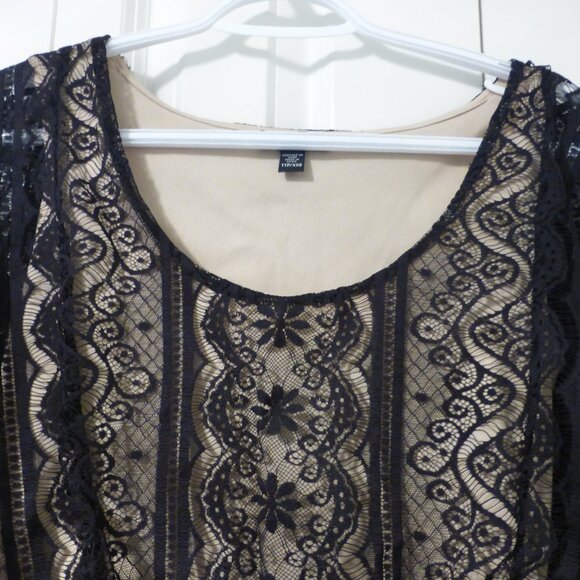LE CHATEAU black lace flutter sleeve top - Picture 4 of 8